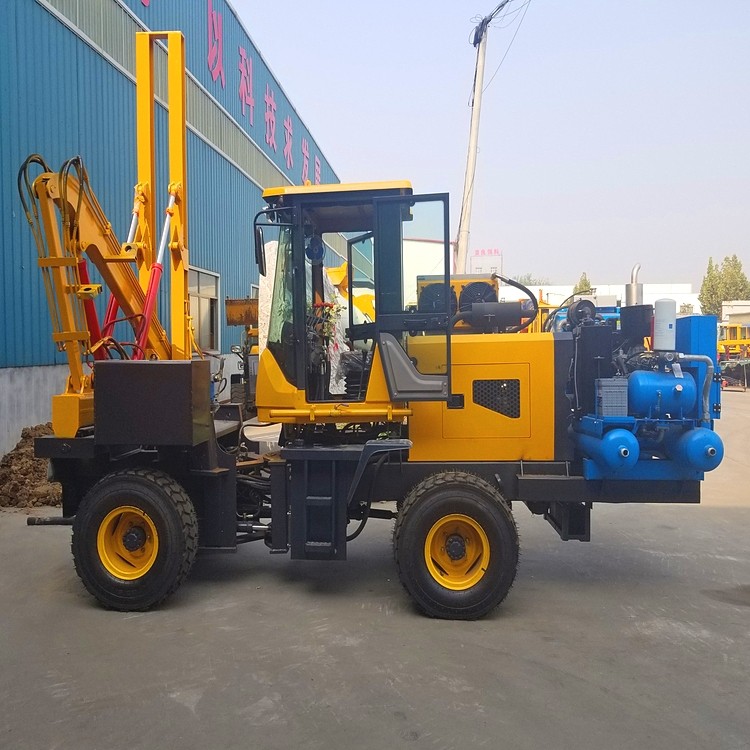 廠家專銷打樁機，裝載機改裝公路護(hù)欄打樁機